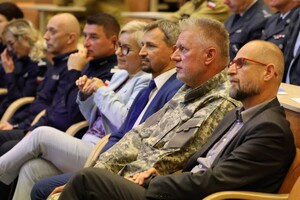 Policjanci i zaproszeni goście podczas uroczystej premiery filmu dokumentalnego "Weterani. Służba, która nie umiera" w Ośrodku Szkolenia Policji w Gnieźnie