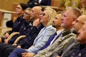 Policjanci i zaproszeni goście podczas uroczystej premiery filmu dokumentalnego "Weterani. Służba, która nie umiera" w Ośrodku Szkolenia Policji w Gnieźnie