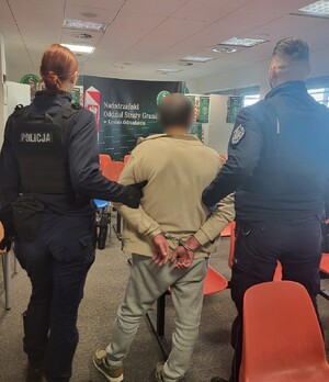 policjanci z zatrzymanym