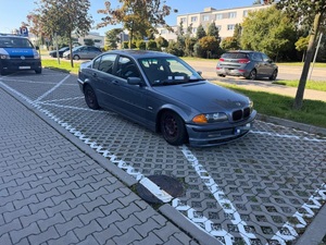 samochód marki BMW, którym poruszał się mężczyzna