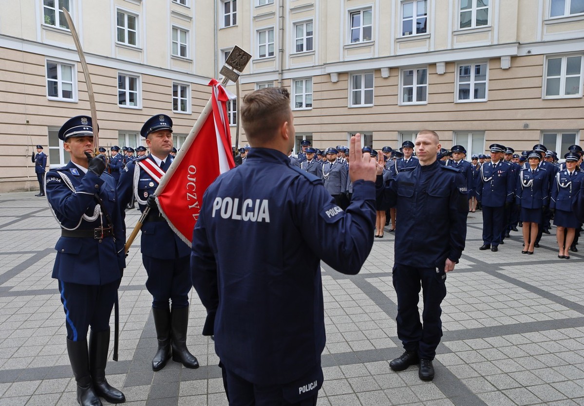 Uroczysty apel z okazji ślubowania i awansów