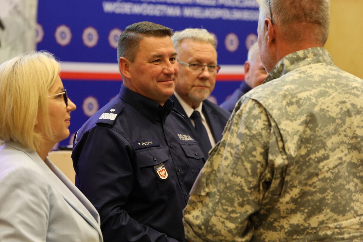 KWP – Wielkopolscy policjanci wspierają Stowarzyszenie Zakątek Weteranów – uroczysta premiera filmu o jego podopiecznych „Weterani. Służba, która nie umiera”