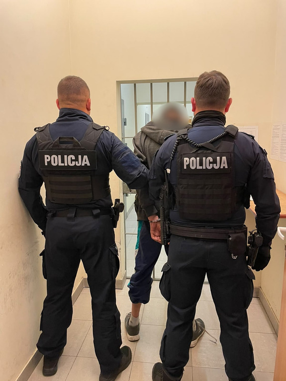 Zatrzymanie mężczyzny po próbie włamania do salonu jubilerskiego w Rogoźnie