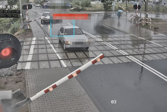 Policja w Obornikach ostrzega przed wjazdem na przejazdy kolejowe