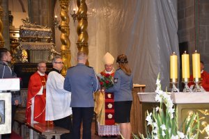 zdjęcie kolorowe, komendant powiatowy i oficer prasowy składają podziękowanie na ręce biskupa za odprawioną mszę świętą, zdjęcie wykonane w Katedrze Gnieźnieńskiej