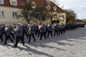 zdjęcie kolorowe, policjanci orkiestry przed katedrą