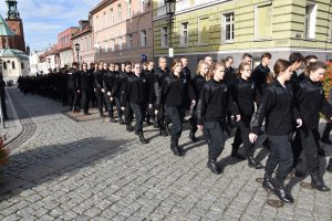 przemarsz klas mundurowych, ubranych w czarne moro ulicami miasta