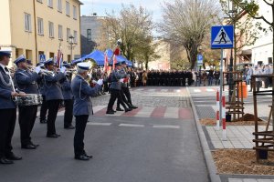 zdjęcie kolorowe, od lewej widok orkiestry uczestników i policjantów niosących flagę