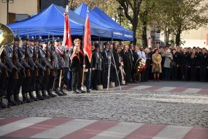 zdjęcie kolorowe, widok kompanii honorowej, gości, klasy policyjnej