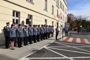 zdjęcie kolorowe, policjanci z gnieźnieńskiej komendy podczas apelu