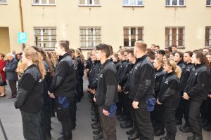 młodzież klasy mundurowej, ubrani w czarne moro, podczas apelu