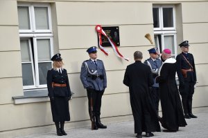 zdjęcie kolorowe, biskup święci tablicę pamiątkową kom. Józefa Wróblewskiego