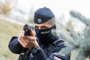 Policjanci z Oddziału Prewencji Policji w trakcie szkolenia ćwiczą pod czujnym okiem instruktorów strzeleckich obezwładnienie napastnika.