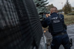 Policjanci z Grupy Realizacyjnej KMP w Poznaniu w trakcie szkolenia ćwiczą pod czujnym okiem instruktorów strzeleckich obezwładnienie napastnika.